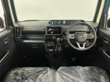 【インパネ】運転のしやすさを最優先に設計された見晴らしの良いフロントビュー。車両間隔が掴みやすく狭い道でも安心♪「安全」と「品質」を最優先に、安心してお乗りいただけるクルマを提供いたします。
