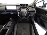 革巻きステアリングで快適な操作性の運転席です。