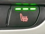 ●フロントシートヒーティング:運転席・助手席共に三段階で調節が可能なシートヒーターを装備しております。季節を問わず快適にご使用いただけます。