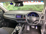 まぶしい日差しをやわらげる、青色のハーフシェイドフロントウィンドウがついています。また、デュアルフルオートエアコンで快適です。