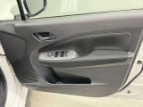 【運転席ドア】ボトルホルダーや収納ポケットが付いているので運転席周りもスッキリ保てます★