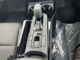 無段変速が魅力のCVT車です。発進から加速までアクセルを一定にして走ることで滑らかに走ります。車内も静かで振動もごくわずか!!CVT車もATの一種なので、もちろんAT限定免許で運転OKです!