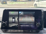 車を空から見たような映像が映る、アラウンドビューモニターで車両周辺の安全確認も一目でできます!小さなお子様や障害物も確認できるので、運転のし易さだけではなく事故防止にも役立ちます♪