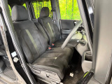 運転席まわりには十分なスペースがあり、大柄な方でもゆったり運転していただける環境です。
