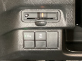 ハンドルの左下にETCとHondaセンシング用の、VSA(ABS+TCS+横滑り抑制)解除スイッチなどがついています。高速道路の料金所の通過も楽々です。 カードの取り出しもしやすい場所についています。