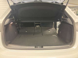 ゆったりとしたトランクルームでございます。たくさんのお荷物の車載が可能でございます。