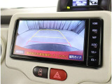 後方視界の確保に役立つバックモニター。