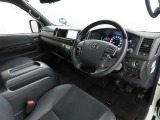 シンプルで使いやすいデザインの運転席です。