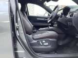 運転席シートは前後スライド・上下リフター・リクライニング・ランバーサポートを細かく調整し、人馬一体感を具現化する事ができる電動シートを装備。またお二人までシートメモリーすることができます。