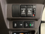 両側電動スライドドアは運転席から操作ができるよう、操作スイッチが付いています。Hondaセンシング用のVSA(ABS+TCS+横滑り抑制)解除と路外逸脱抑制機能などのスイッチがあります。