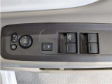 パワーウィンドウのスイッチですよ。 運転席に居ながら窓を開け閉めのコントロールできますよ。 ロック機能で、子供がイタズラして窓を開けるという事も無くなりますよ。