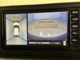 パノラミックビューモニターを装備。駐車場や交差点でクルマを真上から見るように周囲を確認できます。機能の詳細は販売店スタッフまでおたずねください。