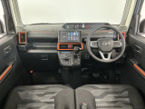 【インパネ】運転のしやすさを最優先に設計された見晴らしの良いフロントビュー。車両間隔が掴みやすく狭い道でも安心♪「安全」と「品質」を最優先に、安心してお乗りいただけるクルマを提供いたします。