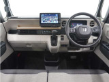 ◆視界広々で非常に運転しやすくロングドライブでも疲れを感じさせないすっきりとまとまったインパネ周りです。