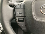 運転中、オーディオの操作をしてて、ハッとしたことはありませんか?ステアリングスイッチは、運転中でもハンドルでオーディオの操作が可能です。安全なドライブをサポートします。