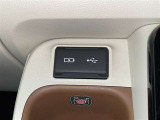 充電用USB端子付き。スマートフォンなどの充電に便利です。
