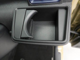 カップホルダーは運転席や助手席からちょうど手の届く位置です!!