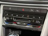 運転席、助手席共にシートヒーターが特別装備されています。タッチ式採用の運転席と助手席、別々に温度調整か出来る2ゾーンフルオートエアコンです