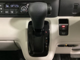 CVT車のセレクトレバーです。低速から高速まで、変速ショックのないスムーズな走りと、エンジン効率のよい領域を維持して燃費にも貢献します。サイドブレーキはスイッチ操作の電子制御パーキングブレーキです。