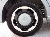 ホイールは車のデザインにマッチした専用タイプです。