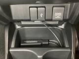 アクセサリーソケットはUSBのアダプターなどをつければ、スマホの充電にも使えます。横にはナビゲーション用の外部入力可能なUSB端子がついており、周辺には物が置けるトレーがついています。