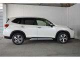 スバルの4WD(AWD)は直進安定性に優れ、日常走行から高速走行まで、さまざまなシーンで安心感に満ちた走りが愉しめます。それは悪路や泥道など左右のタイヤの路面状況が異なるシーンでも変わりません。