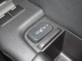 運転席&助手席シートヒーターが付いてます。寒い冬でもスイッチONで座面をあたたかくして、ドライブをさらに快適にしてくれます。HIとLOの2段階に温度設定が可能です。