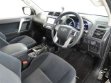 シンプルで使いやすいデザインの運転席です。