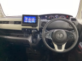 車内は光触媒抗菌消臭施工済です。インパネ周りはスタイリッシュなデザインで機能や装備も充実しています。グローブボックスやカップホルダーのほかにトレーなどたくさんの収納スペースが付いています。