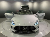 フロントグリル中央に大きく輝くスリーポインテッドスター。メルセデスベンツならではのステータスを強く感じる事ができます