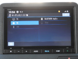 オーディオ一覧では、ラジオ、Bluetooth音楽、USB、再生ソースを表示し、選択して切り替えができます。再生状況や曲情報の確認も可能です。