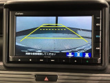 リバースギアに入れるだけで後方の表示へ切り替わります。夜間や雨の日の駐車も楽になりますよ。