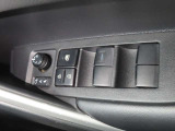 運転席のパワーウインドースイッチ部です。よく触れる場所だからこそ、使用状態があらわれますよね。ぜひこうした所もチェックしてください。