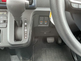 痛みの出やすい運転席シートの角、フロアマット、ともに良好です