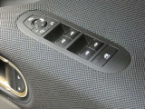 ドアとウィンドウのロックも可能で、後部座席にお子様が乗車しても安心です!