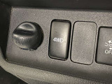 【安心の4WD】こちらのお車は4WD車です♪車の4輪全てを動かすことにより、2WD車に比べてすぐれた発進性能を備えております!雪が多い地域の方は4WDの方がより快適な運転をすることが出来ます☆