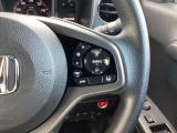 ステアリング右手側に安全運転支援機能のホンダセンシングをコントロールするスイッチ、左手側にオーディオ関連のコントロールスイッチを配置、視線を逸らすことなく運転に集中できます