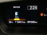 パーキングセンサーシステムは走行中に障害物が迫ると音と表示でお知らせ、低速走行時時の安心感を高めます