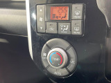 【オートエアコン】一度お好みの温度に設定すれば、車内の温度を検知し風量や温度を自動で調整。暑い&hellip;寒い&hellip;と何度もスイッチ操作をする必要はありません。快適な車内空間には必須の機能ですね♪