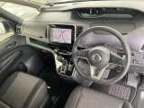 アダプティブタイプのオートクルーズです。車線中央付近を走行するようにステアリングを制御し、運転者のハンドル操作を支援します。
