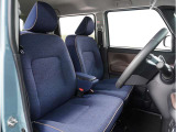 【清潔感のある運転席&助手席】隅々までクリーニングの行き届いた運転席&助手席。目立ったシミや汚れ等もございません。快適なドライブをどうぞ。