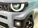 【LEDヘッドライト】悪天候や夜間走行時も良好な視界を確保し安心して運転できる高輝度LEDヘッドライトを装備!点灯速度が早く、消費電力も抑えられています。