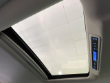 【サンルーフ】開放感たっぷりの希少装備、サンルーフが装着されています!車内に明かりを取り入れたり景色を楽しむ以外にも、車内の空気も簡単に換気できて快適です!