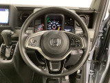 ハンドルにHondaセンシング系のクルーズコントロールやレーンキープアシストなどのスイッチと、オーディオの操作スイッチが装備されています。ハンドルから手を離さず安全に操作できます。