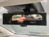 後部座席の人や、荷物に視界を邪魔されずに車両後方のカメラ映像をミラー面に映し出して、いつでもクリアな後方視界を確保する、インテリジェントルームミラーを装備しています。