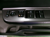 運転席から全ての窓の開閉ができます。ウィンドウロック機能はお子様のいたずら防止に有効です。