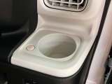前席には保温機能付きのカップホルダーもありますよ♪