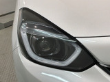 LEDヘッドライトは、点灯の瞬間から最大光量を発揮し、突然暗くなるトンネルなどでの安定感を高めます。