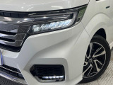 【LEDヘッドライト】悪天候や夜間走行時も良好な視界を確保し安心して運転できる高輝度LEDヘッドライトを装備!点灯速度が早く、消費電力も抑えられています。