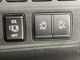 両側パワースライドドアを採用しており、運転席から簡単に開閉操作が可能です。駐車場や狭い場所でも扱いやすく、乗車時・降車時の負担を軽減します。
